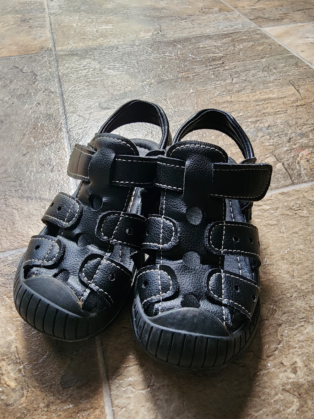 Hobibear Toddler Size 9 Black Closed-Toe Sandals